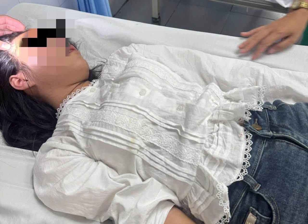 La policía de tráfico utiliza vehículos especiales para guiar y llevar a la niña accidentada al hospital a tiempo. Foto: Policía de la provincia de Khanh Hoa