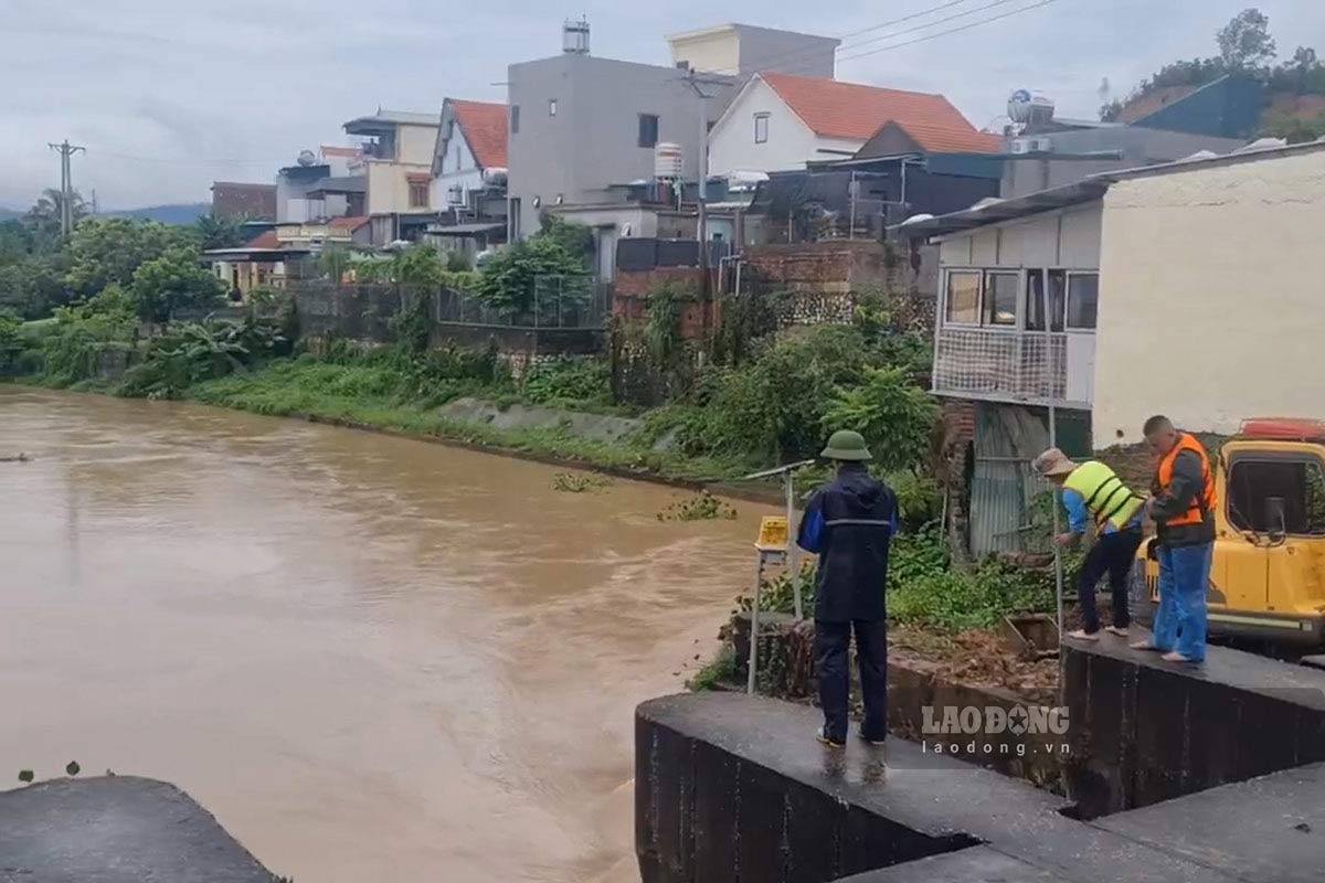 Officials of Yen Lap Quang Ninh Irrigation One Member Limited Liability Company inspect the downstream area in Mong Duong ward. Photo: Doan Hung