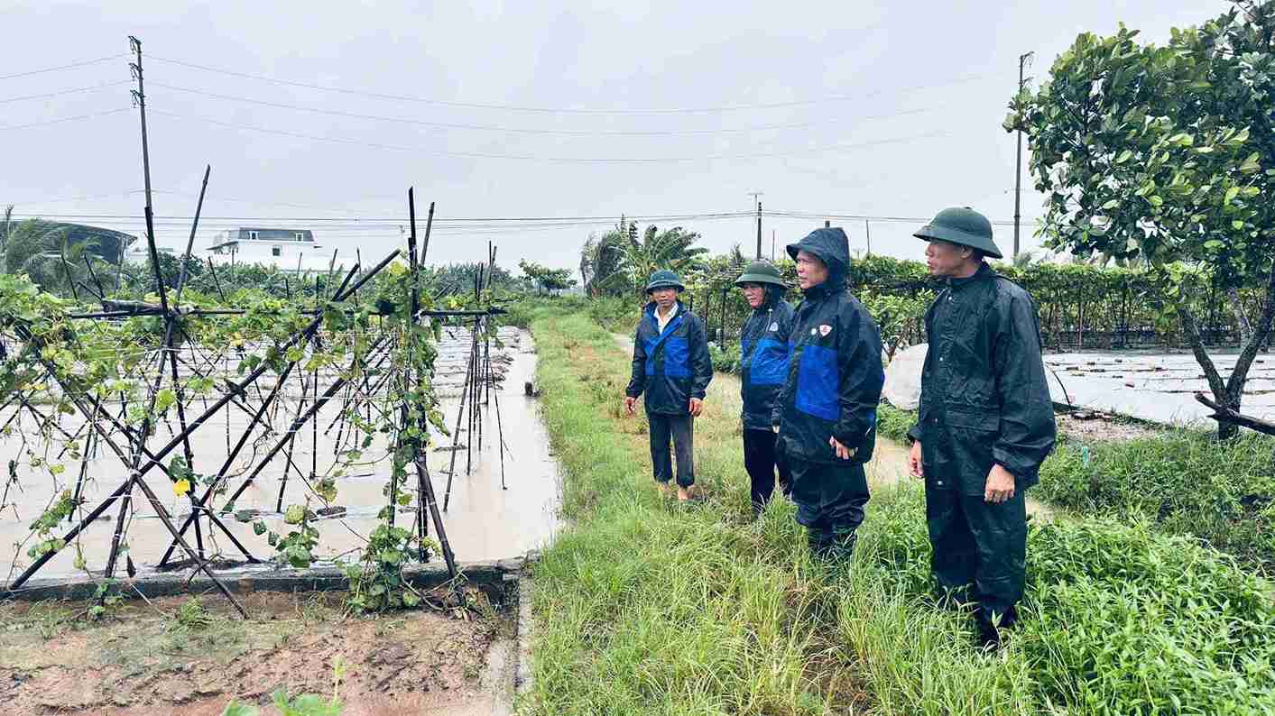 Lãnh đạo xã Nguyên Giáp kiểm tra các khu vực sản xuất, rà soát nguy cơ ngập úng do mưa lớn. Ảnh: Xã Nguyên Giáp