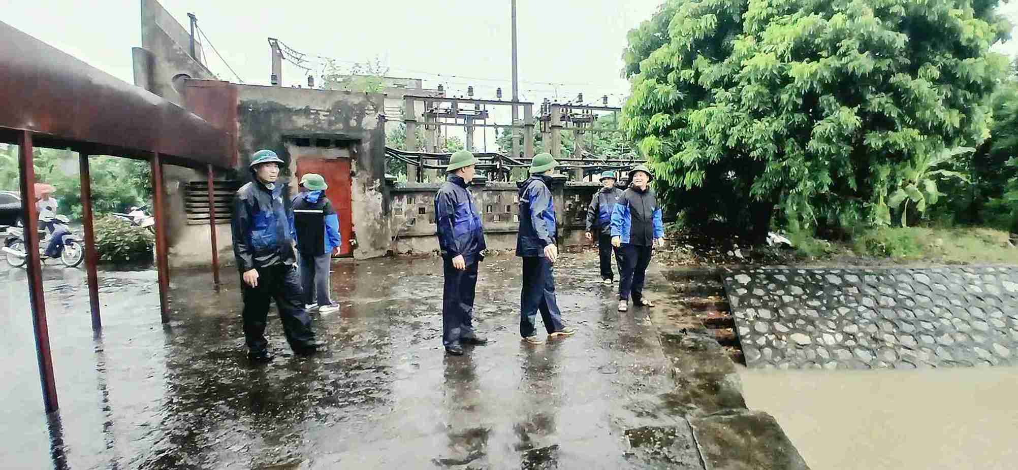 Phó Chủ tịch UBND xã Đại Sơn kiểm tra công tác tiêu thoát nước, ứng phó bão số 4 tại địa bàn.
