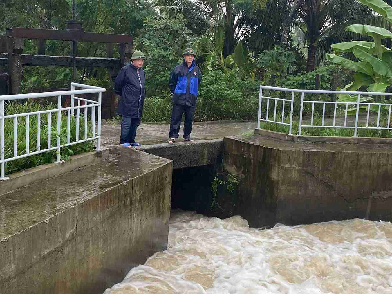 Pumping stations in Tu Ky commune are operated at full capacity to proactively drain water. Photo: Tu Ky commune