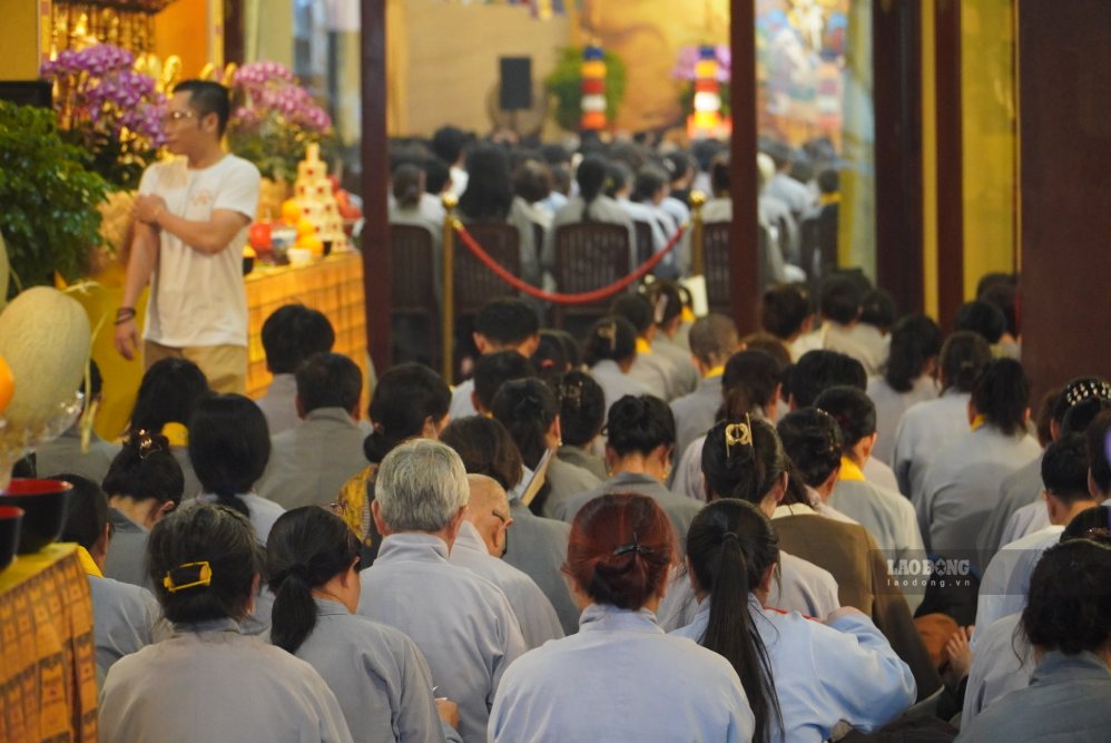 Đông đảo phật tử đến Việt Nam Quốc Tự (phường Hòa Hưng) để cầu siêu nhân mùa Vu Lan. Ảnh: Minh Tâm