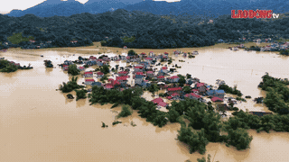 Thất Khê dévastée au milieu de l'eau boueuse des inondations. Photo: Khánh Linh
