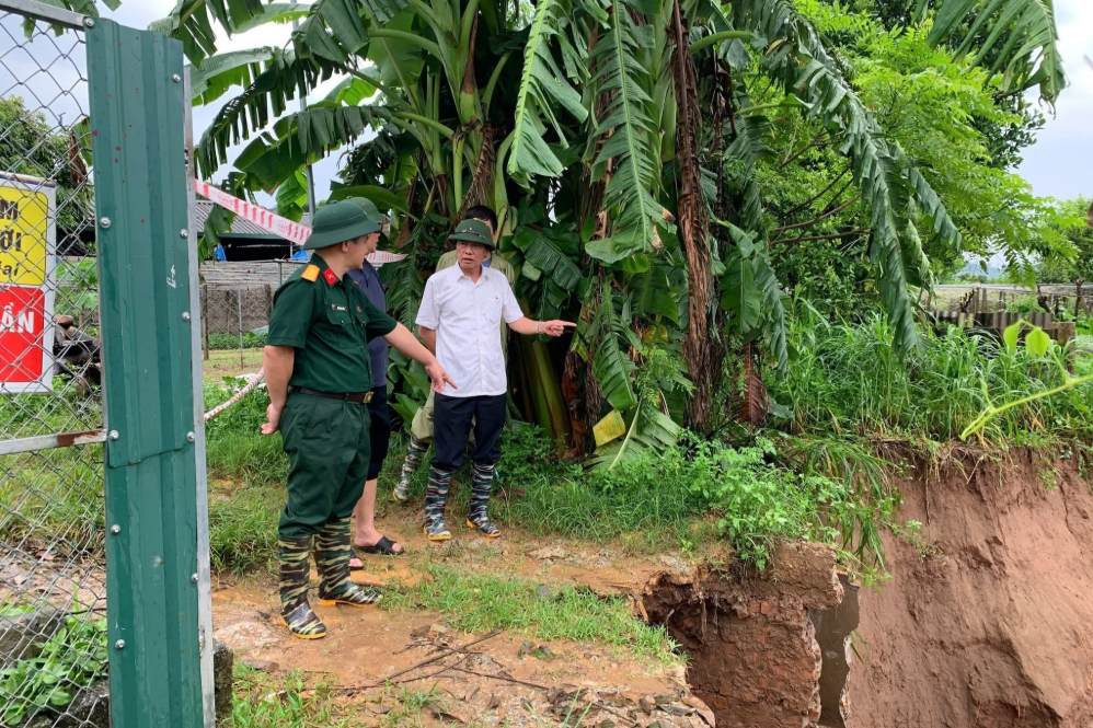 Lãnh đạo UBND xã Tu Vũ kiểm tra các vị trí sạt lở. Ảnh: UBND xã Tu Vũ