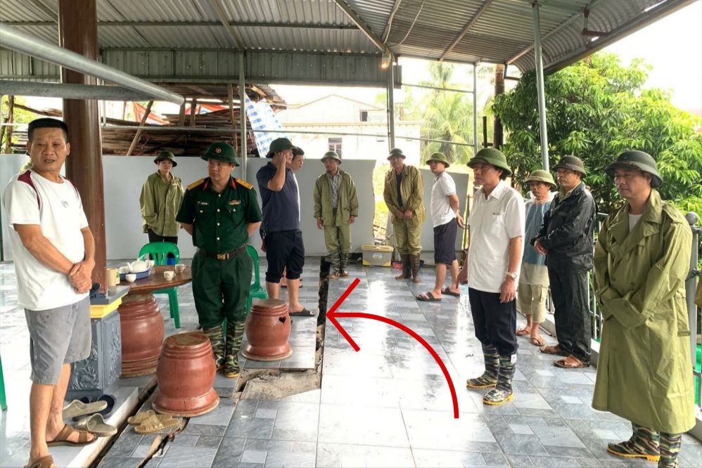 랏 강둑의 산사태, 주민들의 집에 큰 균열이 나타났습니다. 사진: 뚜부사 인민위원회