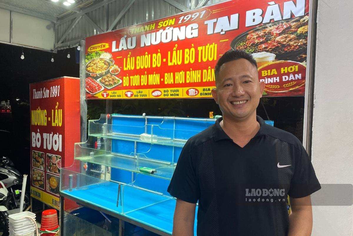 Restaurant owners offer discounts of 20-30% for tourists stranded in Cat Ba during storm shelter period No. 4. Photo: Thanh Binh