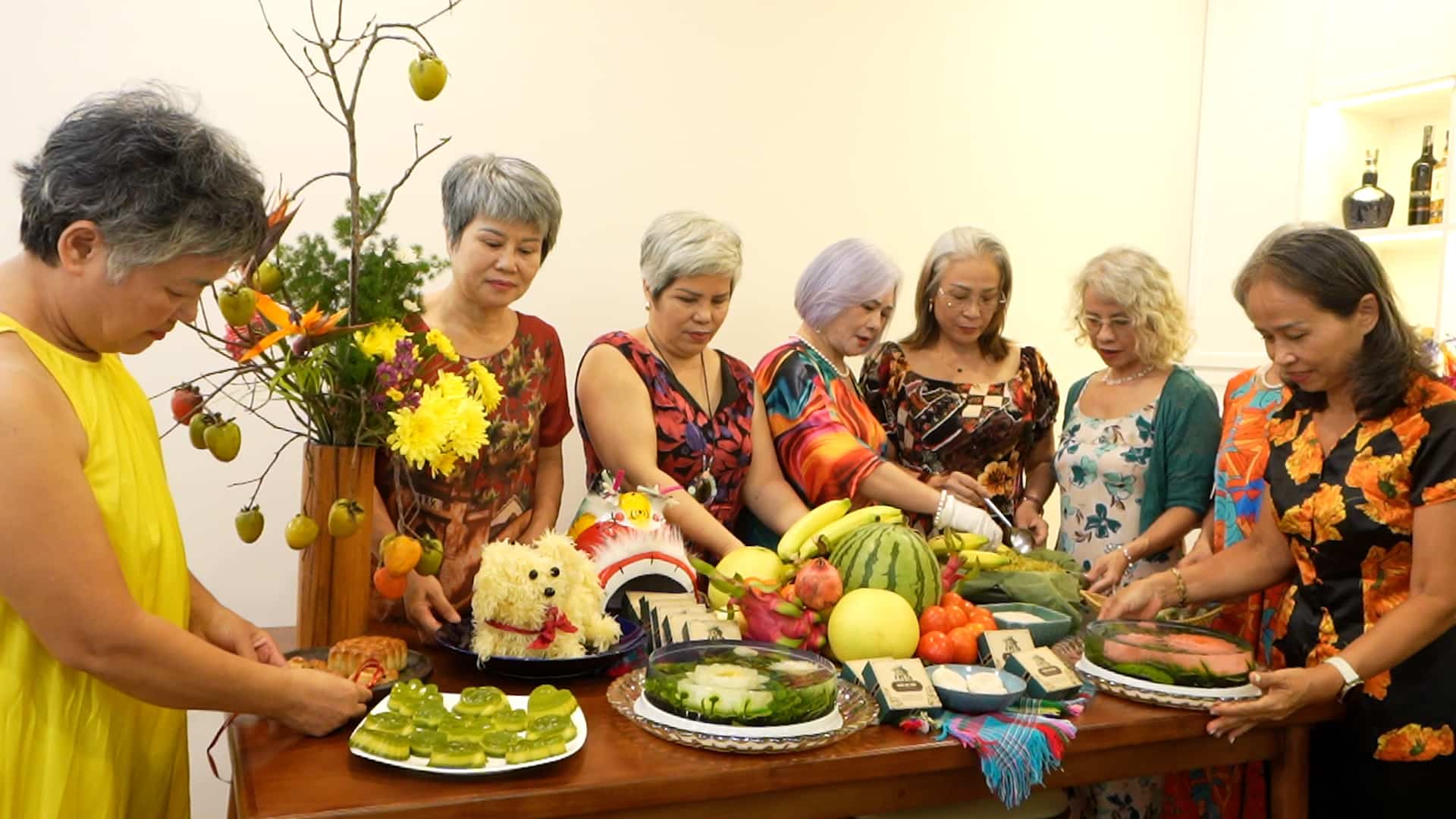 From skillful hands to a memorable Mid-Autumn Festival feast of the Hanoi Sparkling Silver Hair Association