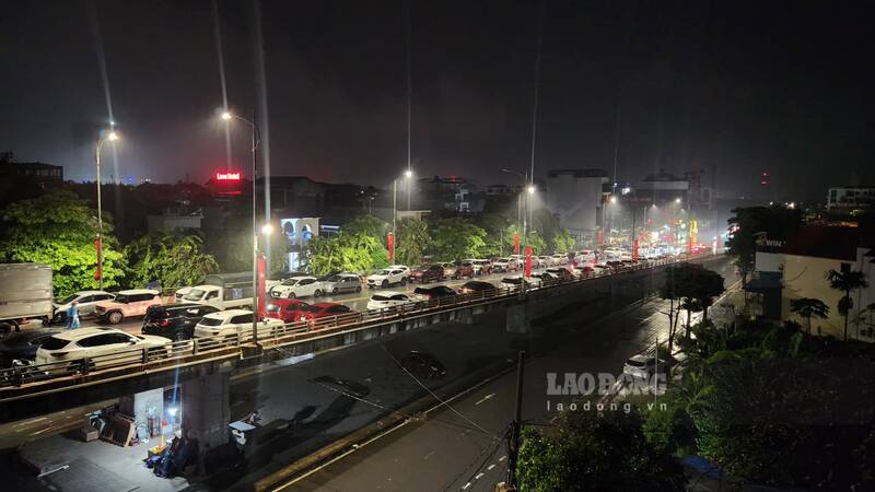 Hàng dài ôtô xếp hàng trên cầu Bến Tượng. Ảnh: Trần Hùng