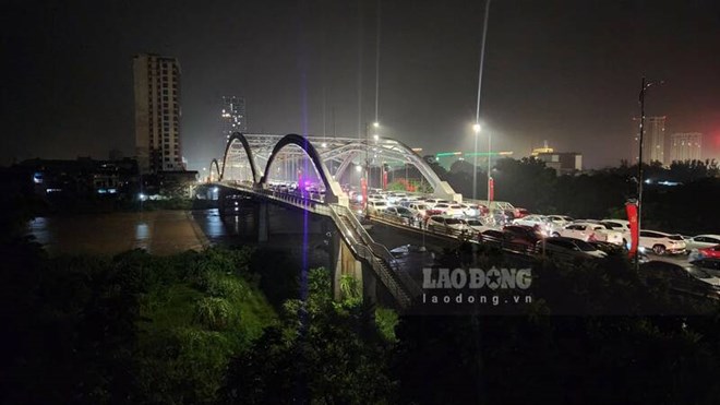 Lũ lên nhanh giữa đêm, người dân Thái Nguyên xếp ôtô lên cầu tránh ngập