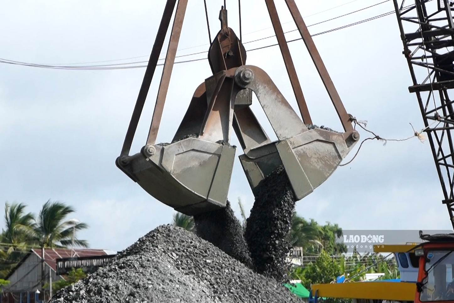Nguồn đá hiện nay vẫn còn thiếu cho dự án cao tốc. Ảnh: Tạ Quang