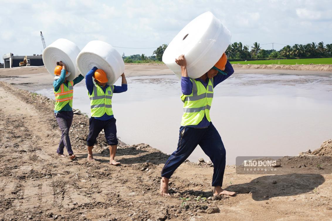 About 100 construction teams on the expressway. Photo: Ta Quang