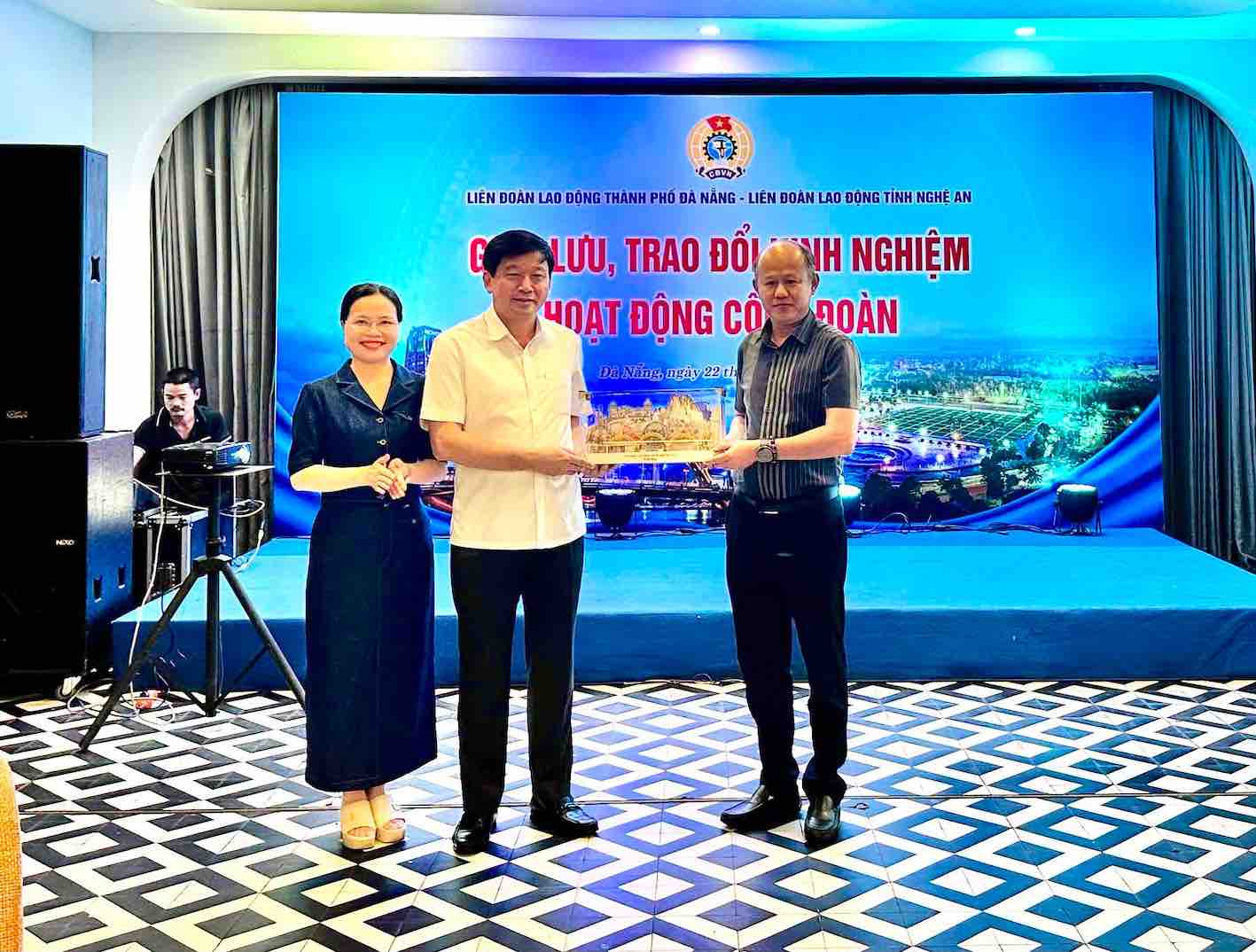 Nghe An and Da Nang Labor Federations exchange trade union operating experiences. Photo: Nghe An Trade Union