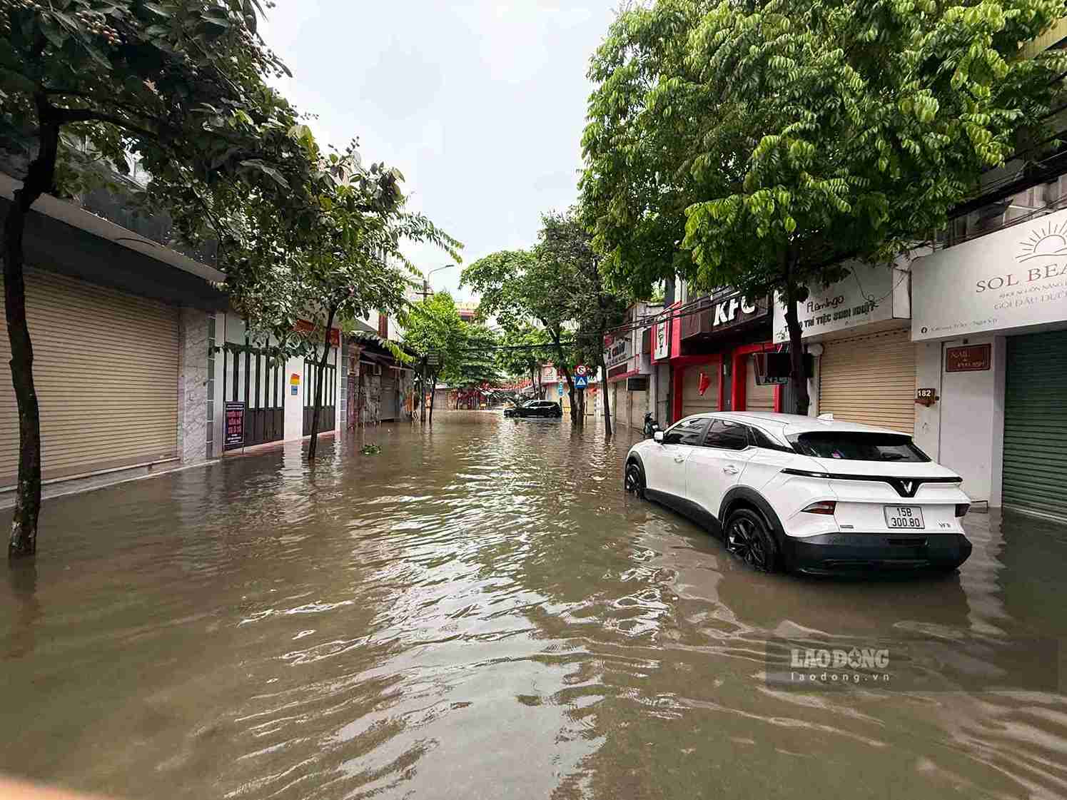 Đường Phạm Ngũ Lão, phường Lê Thanh Nghị ngập nước từ trong đêm, đến sáng 24.8 vẫn chưa rút. Ảnh: Nhuận Đỗ