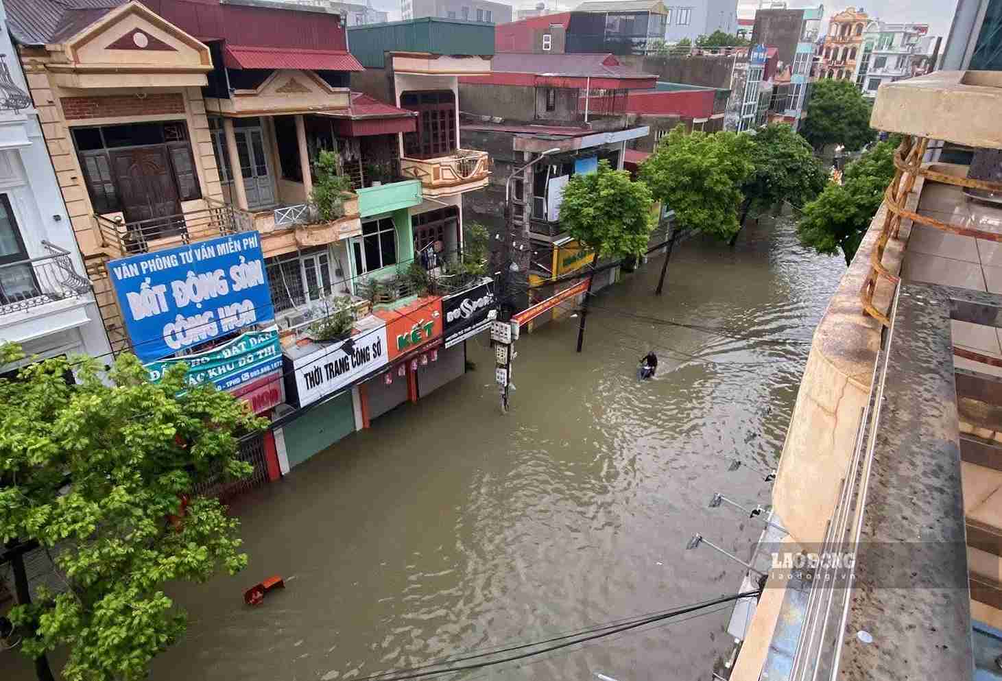 Mưa lớn kéo dài khiến nước tràn vào một số nhà dân tại các khu vực bị ngập. Ảnh: Thanh Giao