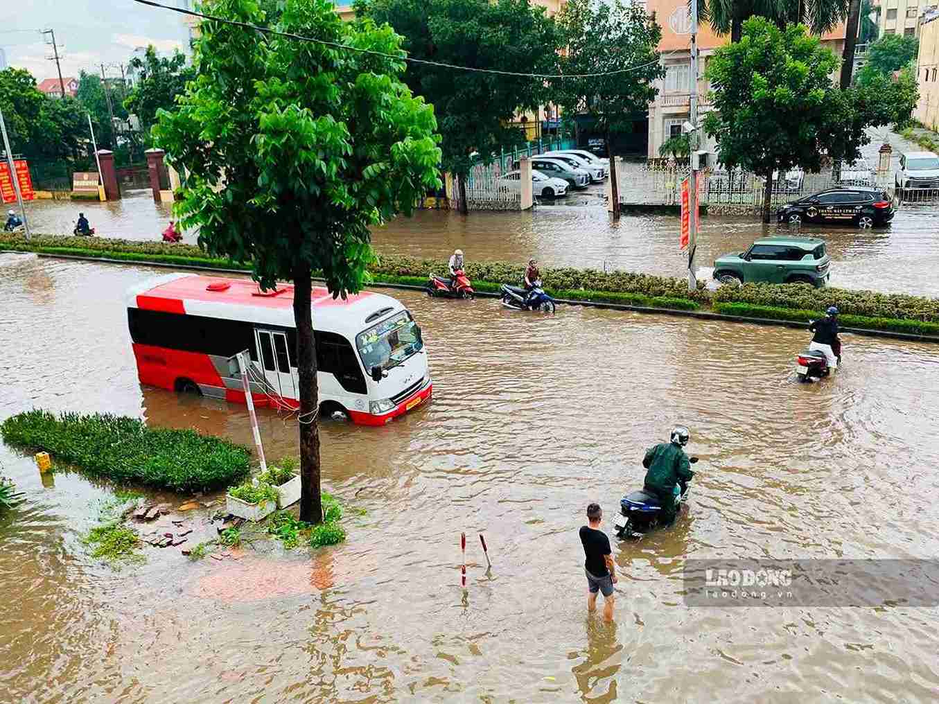 Nước ngập trên đường Ngô Quyền khiến nhiều người đi xe máy phải dắt bộ qua khu vực ngập.