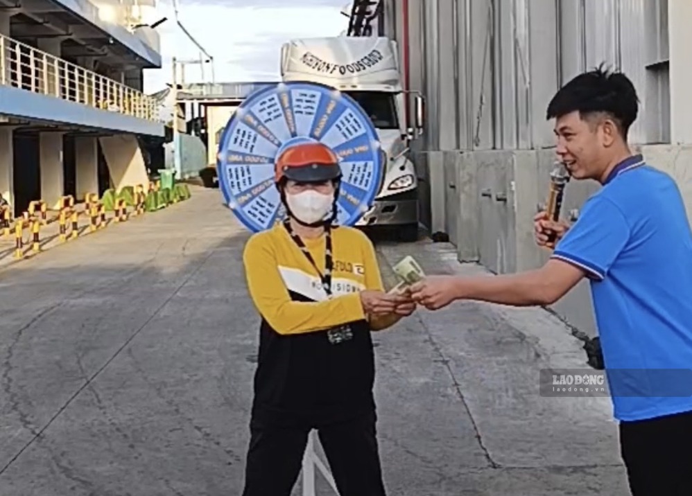 Trao thưởng cho công nhân may mắn. Ảnh: Phạm Duy 