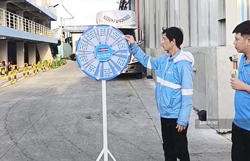 Workers go to work early to participate in the Lucky Wheel. Photo: Pham Duy