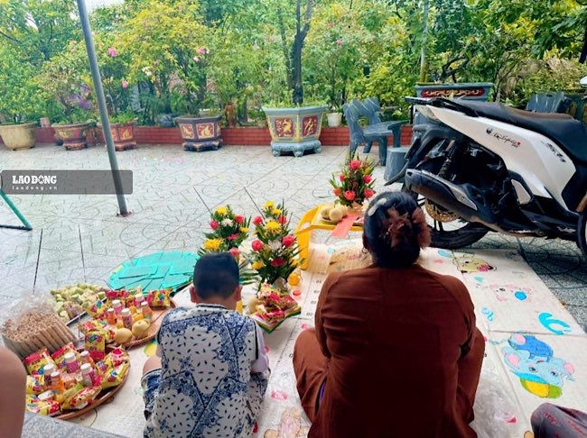 During the month of worshiping wandering souls, people burning votive paper need to be careful to avoid the risk of causing a fire. Photo: Huu Dang