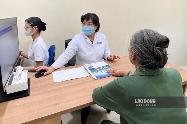 Mme L. a été examinée par le médecin Phương Dung et sa fonction rénale a été remesurée après une période de traitement. Photo: Hương Sơn