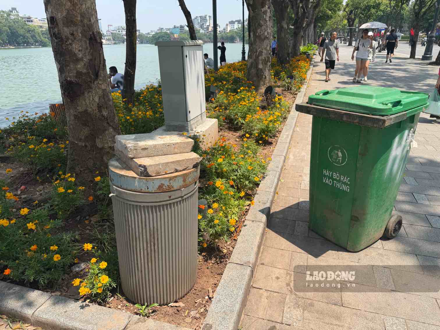 Địa điểm công cộng ở Hà Nội vẫn chưa sử dụng thùng rác phân loại. Ảnh: Hoài Anh