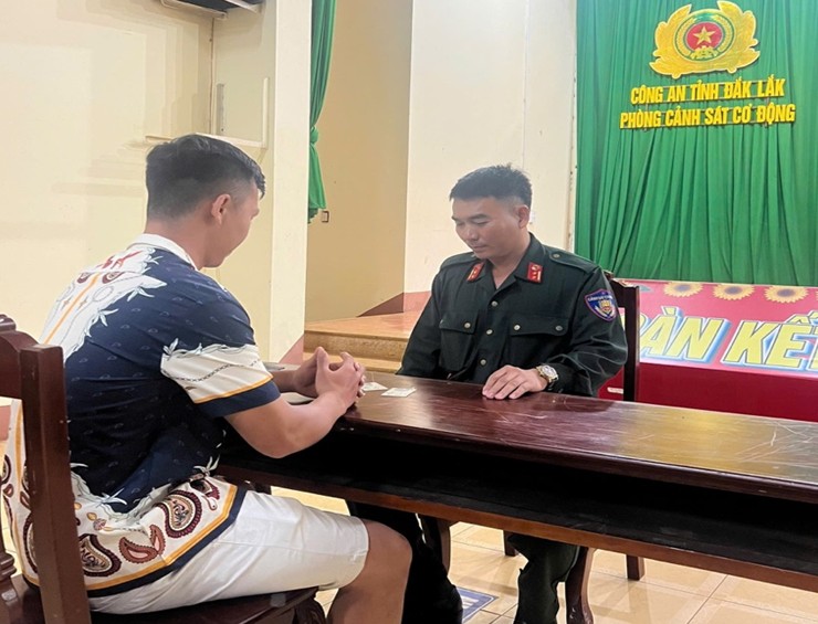 Functional agencies of Dak Lak province help Mr. N.T. N recover lost property after attending the Durian Festival. Photo: Dak Lak Police