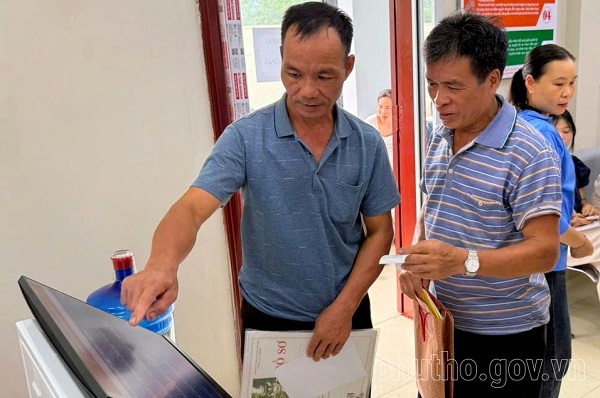 Người dân thực hiện thủ tục hành chính tại Trung tâm Phục vụ hành chính công xã Mường Vang sau sáp nhập. Ảnh: Cổng Thông tin Phú Thọ