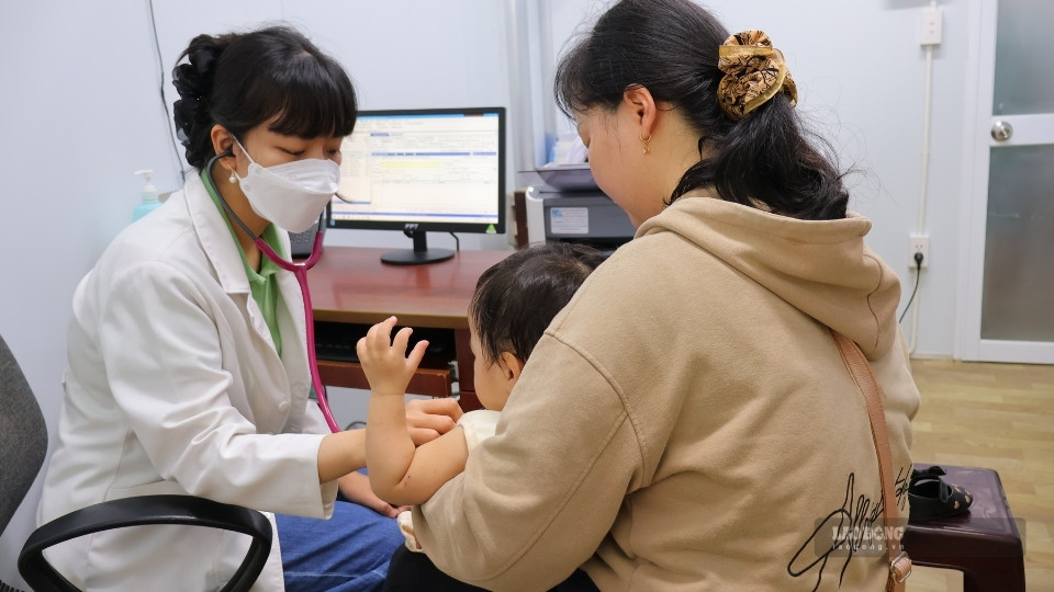 Phụ huynh cần theo dõi các biểu hiện sốt, ho, phát ban hoặc mệt mỏi ở trẻ để xử lý kịp thời. Ảnh: Hoàng Lộc