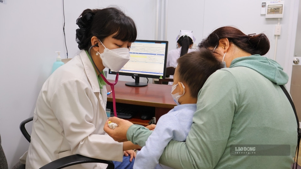 La détection précoce des enfants présentant des signes de maladie contribue à limiter le risque de propagation dans les écoles. Photo: Hoàng Lộc