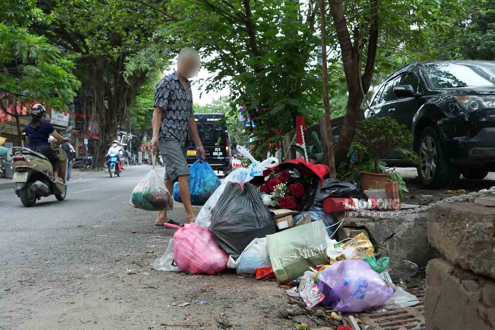 Người dân Hà Nội vẫn chưa thực hiện phân loại rác tại nguồn. Ảnh: Hữu Chánh