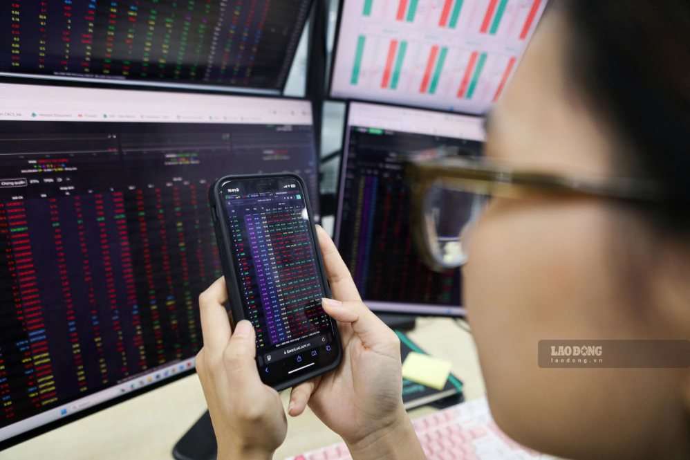 Investors are recommended to limit chasing purchases during the period when stock market liquidity has not improved. Photo: Bao Chuong