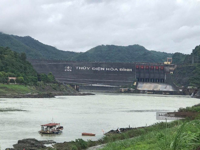 At 8:00 AM on August 24, the water level upstream of Hoa Binh Lake was at 102.71 m. Photo: Minh Nguyen