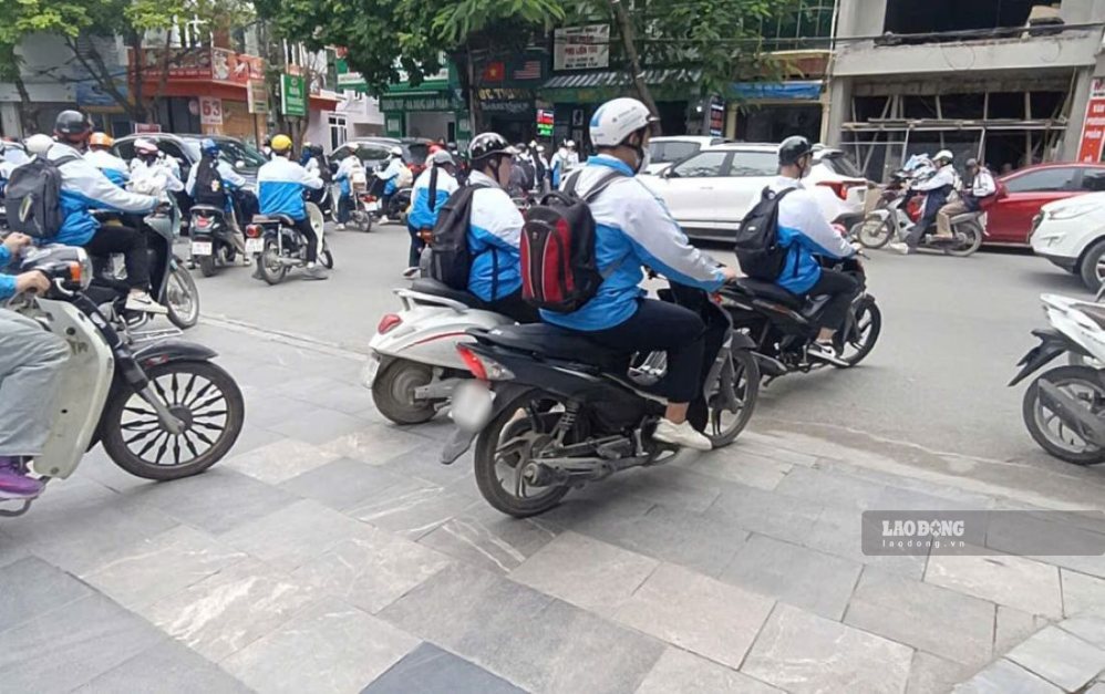 The situation of students riding motorbikes with cylinder capacity over 50cc still occurs in Thanh Hoa. Photo: Quach Du