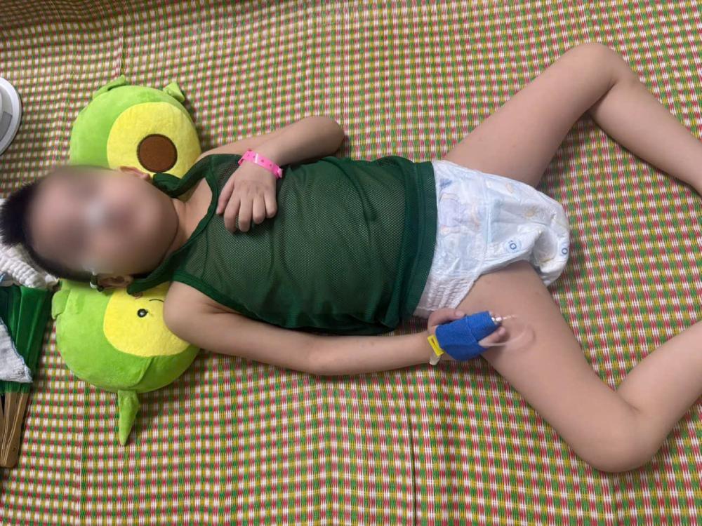 Baby Thinh suffered from epilepsy, brain damage, and continuous hospitalization caused his parents to quit their jobs, and the family, which was already poor, became even more exhausted. Photo: Family provided