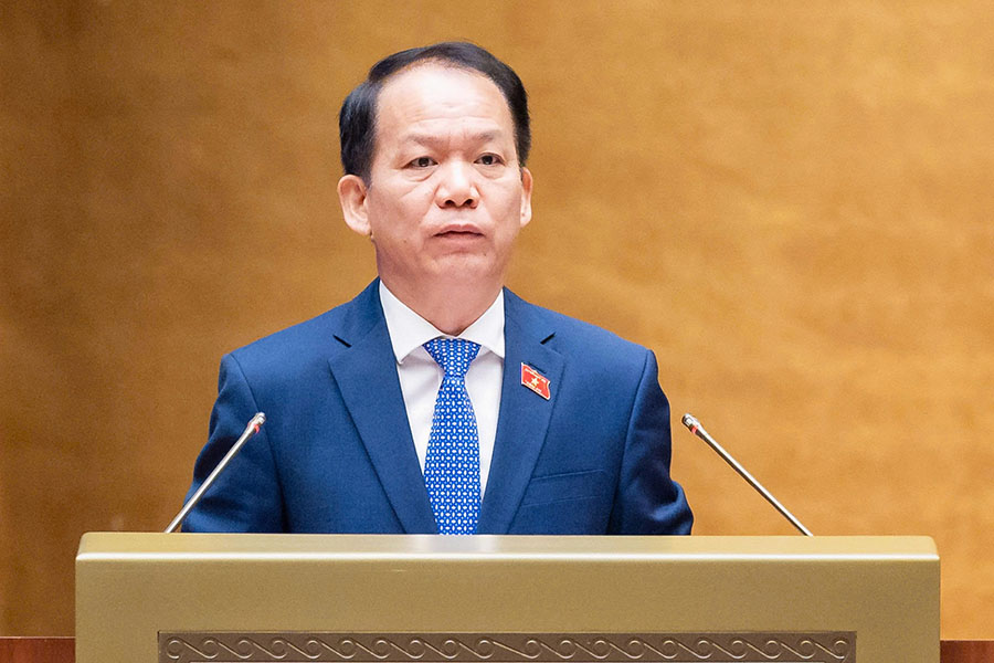 El miembro del Comité Central del Partido, Ministro de Justicia Hoàng Thanh Tùng presenta el Informe sobre la recepción, explicación y revisión del proyecto de Ley de Conciliación a nivel de base (modificada). Foto: Media Asamblea Nacional