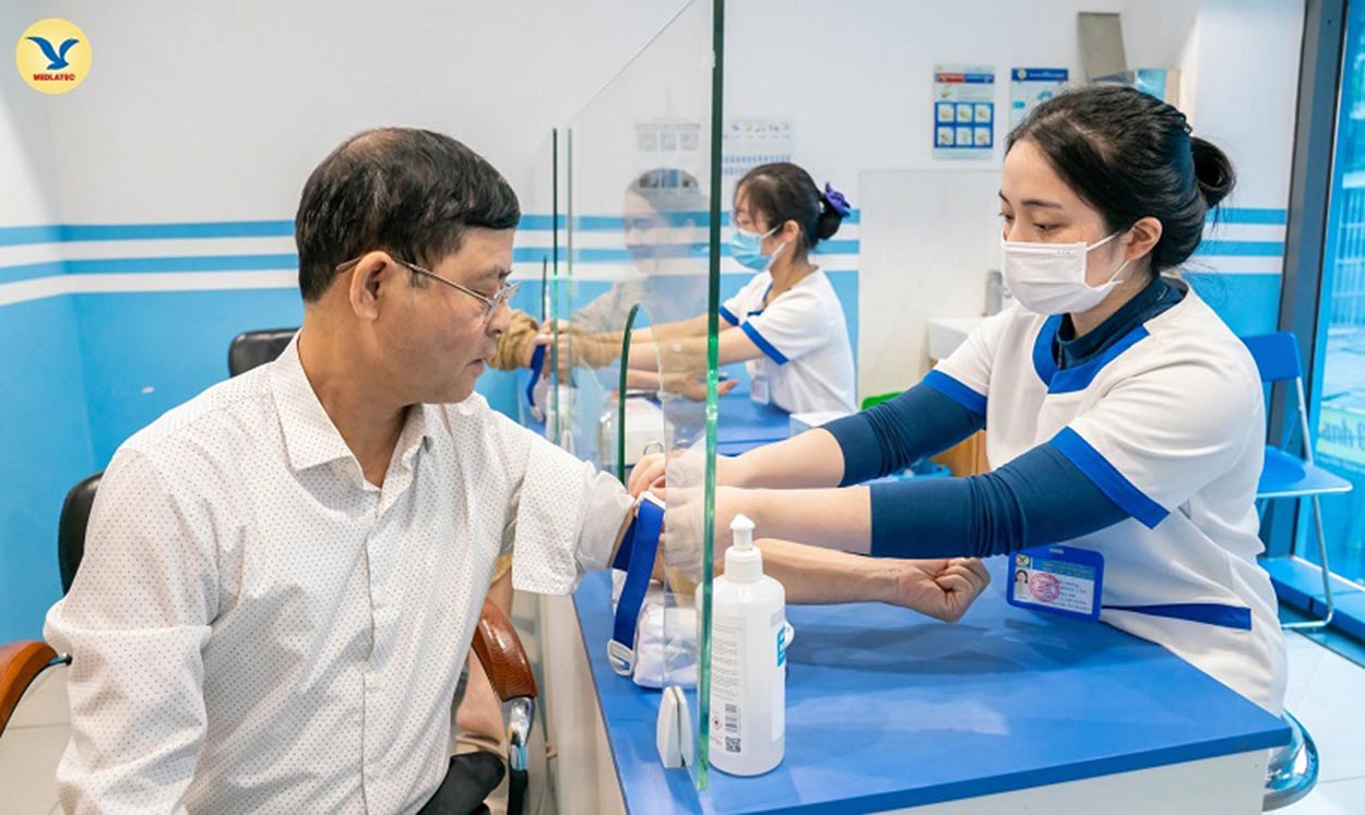 Xét nghiệm định kỳ giúp người dân chủ động theo dõi sức khỏe. Ảnh: MEDLATEC