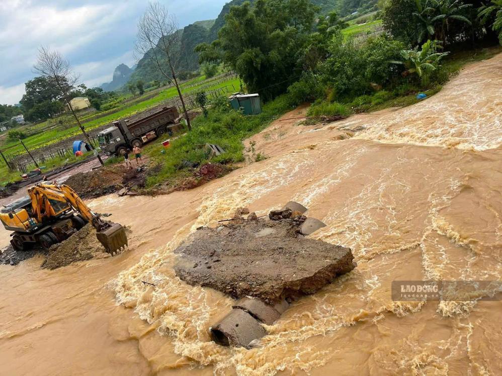 Ky Son ward government, Phu Tho province has mobilized machinery to clear the flow. Photo: Nguyen Linh
