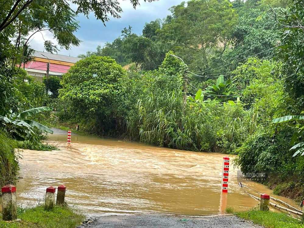 Nước dầng cao tràn ngầm khiên giao thông của người dân ở xóm Nội, phường Kỳ Sơn bị tắc nghẽn. Anrh: Nguyên Linh