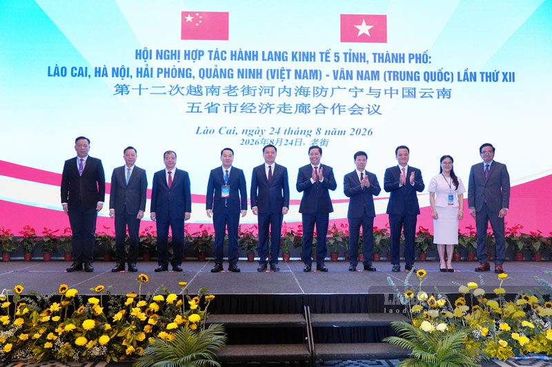Các đại biểu chụp ảnh lưu niệm tại Hội nghị hợp tác hành lang kinh tế lần thứ 12. Ảnh: Đinh Đại