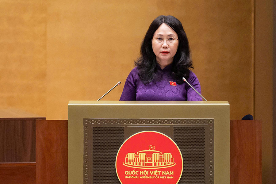 Member of the Party Central Committee, Minister of Culture, Sports and Tourism Lam Thi Phuong Thanh presented the Report on receiving, explaining and revising the draft Resolution. Photo: Media National Assembly