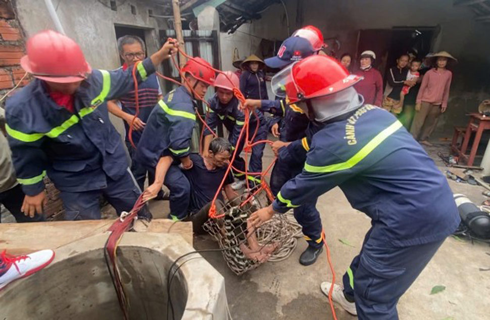 Lực lượng cứu nạn, cứu hộ đưa người đàn ông rơi xuống giếng sâu lên an toàn. Ảnh: Công an Gia Lai