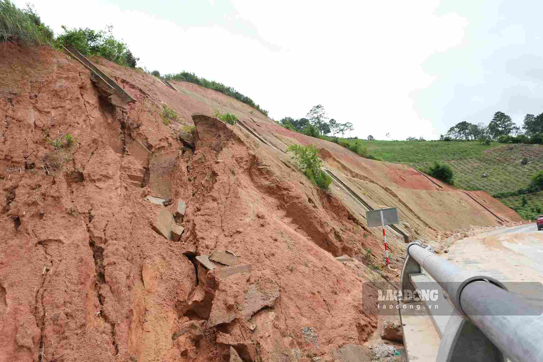 Taluy dương trên tuyến đường xuất hiện các dấu vết tiềm ẩn nguy cơ sạt lở. Ảnh: Phúc Khánh 