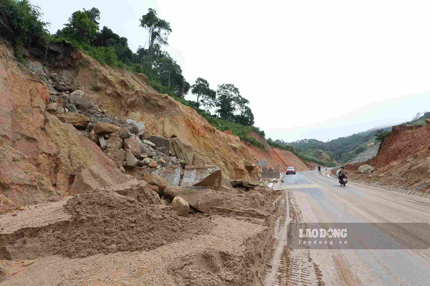 Prolonged heavy rain causes complicated landslides on Provincial Road 722 through Dam Rong commune 4. Photo: Phuc Khanh