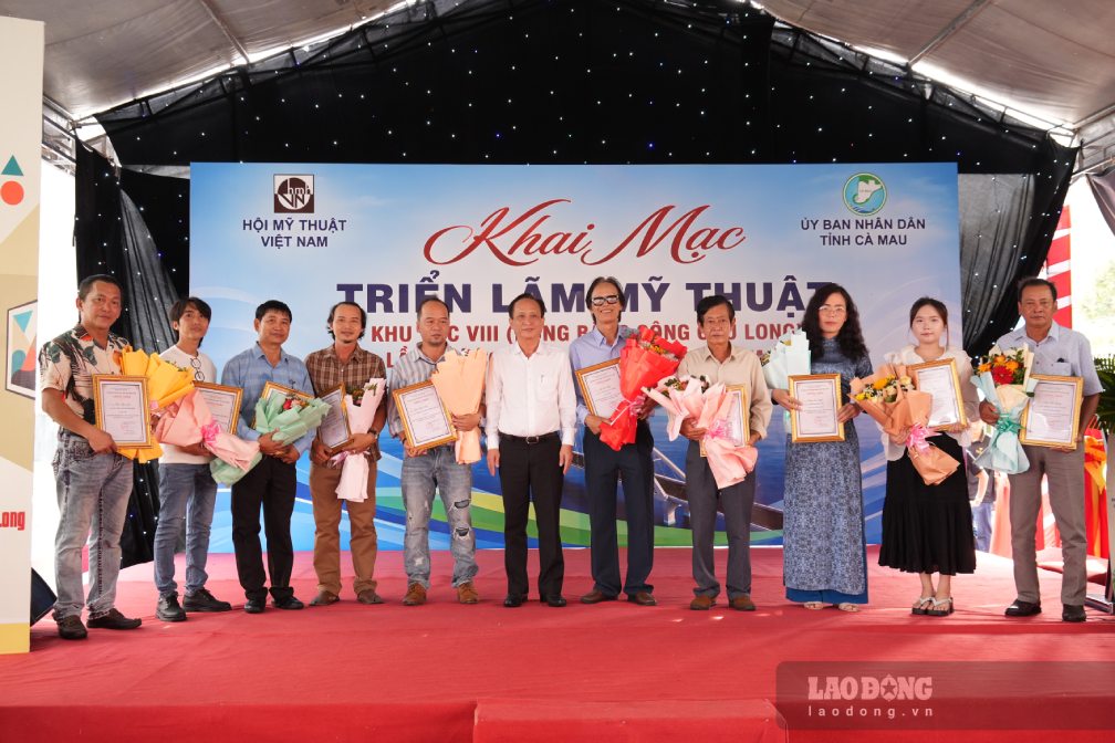 Ông Phạm Văn Thiều, Chủ tịch HĐND Cà Mau trao giải cuộc thi mỹ thuật ĐBSCL. Ảnh: Nhật Hồ.