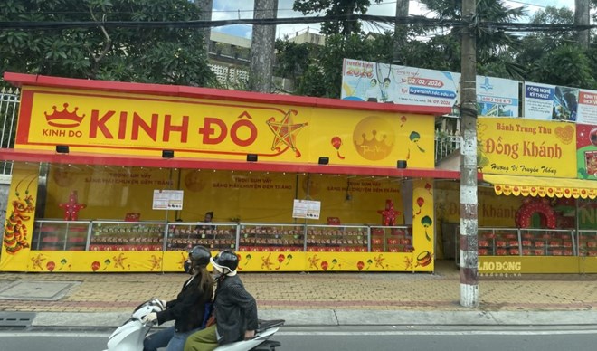 Business households giving Mid-Autumn cakes to customers to serve business activities still have to create electronic invoices according to regulations. Photo: Ha May