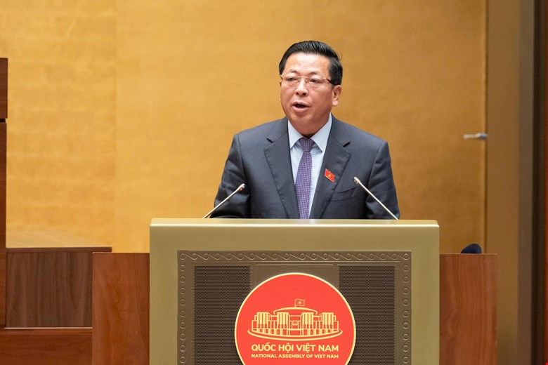 El miembro del Comité Central del Partido, Ministro de Construcción Trần Hồng Minh presenta un informe sobre la recepción y explicación de las opiniones de los diputados de la Asamblea Nacional sobre la Ley de modificación y adición de algunos artículos de la Ley de Arquitectura. Foto: Quochoi. vn