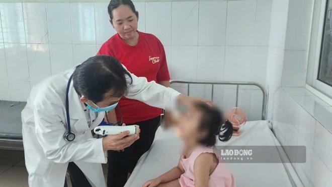 Les maladies pieds-mains-bouche montent en flèche, recommande le ministère de la Santé. Photo: Hoàng Lộc