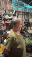 Khu trọ Hà Nội ẩm thấp sau mưa, muỗi sinh sôi dày đặc.