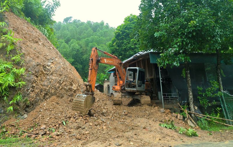 Khắc phục sạt lở tại một hộ dân ở bản Bơn, xã Mường Mìn. Ảnh: UBND xã Mường Mìn cung cấp.