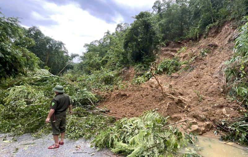 Landslide on National Highway 16 (through Bon village, Muong Min commune, Thanh Hoa province). Photo: Muong Min Commune People's Committee provided