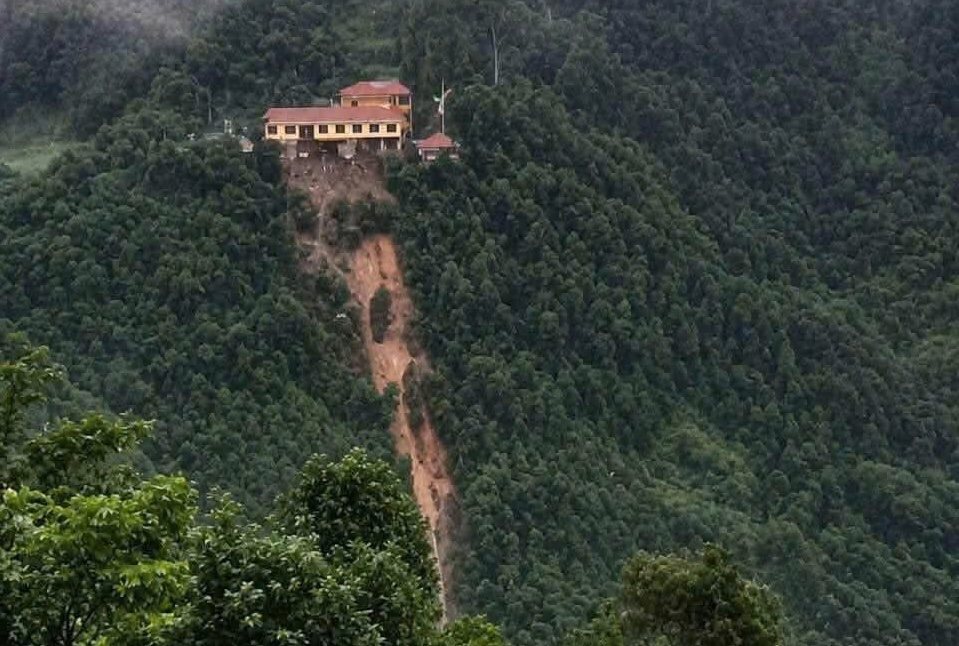 Landslide mark in the middle of the forest approaching the campus of a boarding school in Lang Son. Photo: Lang Son Traffic Safety
